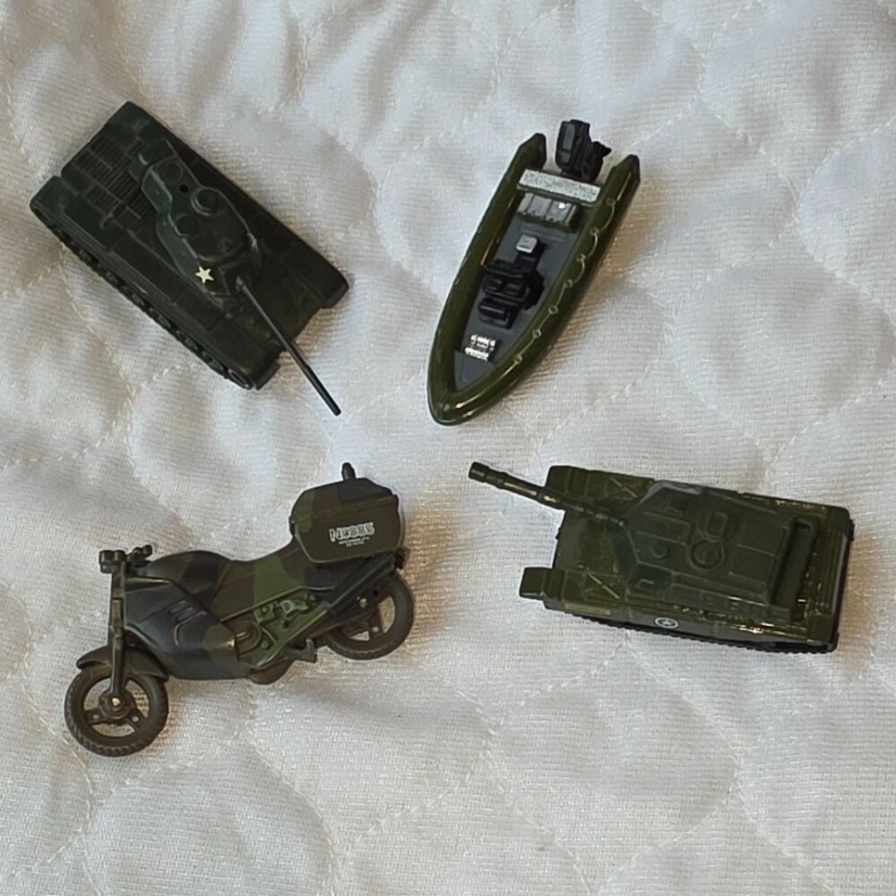 Military Vehicle Action Figure Toys Motorcycle Tanks Boat Lot of 4